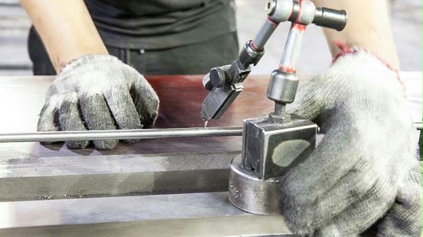 高精度不锈钢棒材加工中的刀具夹持技术